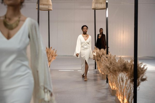 Quelles sont les pièces phares pour un look féminin moderne ?